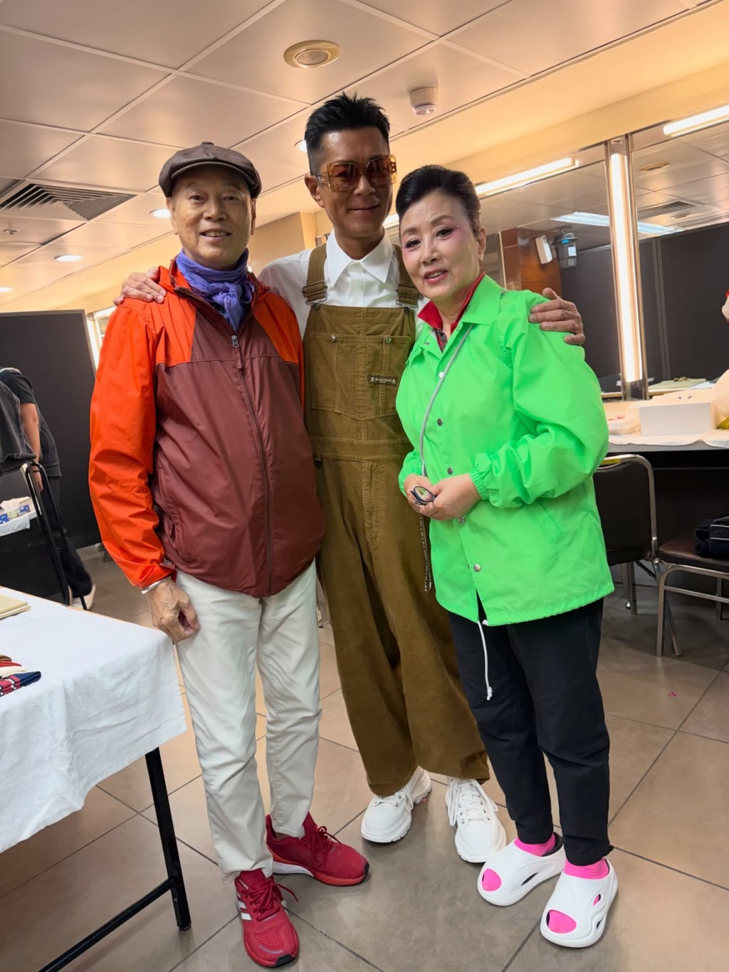汪明荃擔任古天樂演唱會嘉賓,猜同羅家英到後台合照。 汪明荃擔任古天樂演唱會嘉賓,猜同羅家英到後台合照。