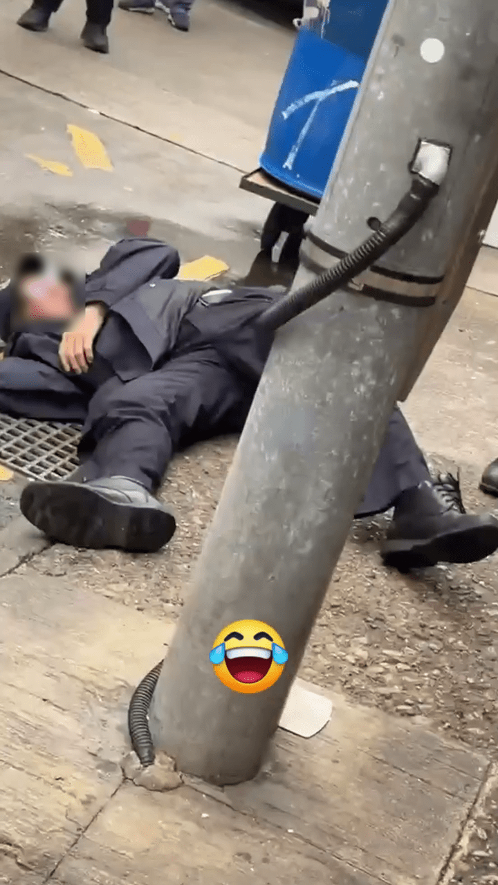 男職員倒地後肢體僵硬。 男職員倒地後肢體僵硬。