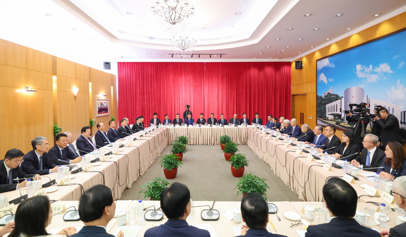夏寶龍與全體立法會議員座談。港澳辦網站圖片 夏寶龍與全體立法會議員座談。港澳辦網站圖片
