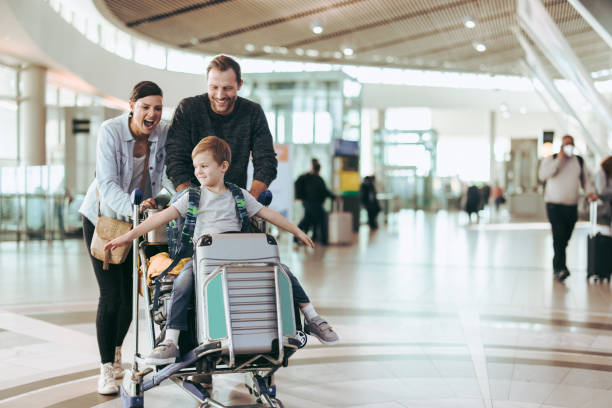 据报航空业一直对这问题态度模凌两可，底因是一旦规定幼童须单独购买座位，将增加家庭空中旅游的成本，可能出现「赶客」情况，令航空公司利润受损。