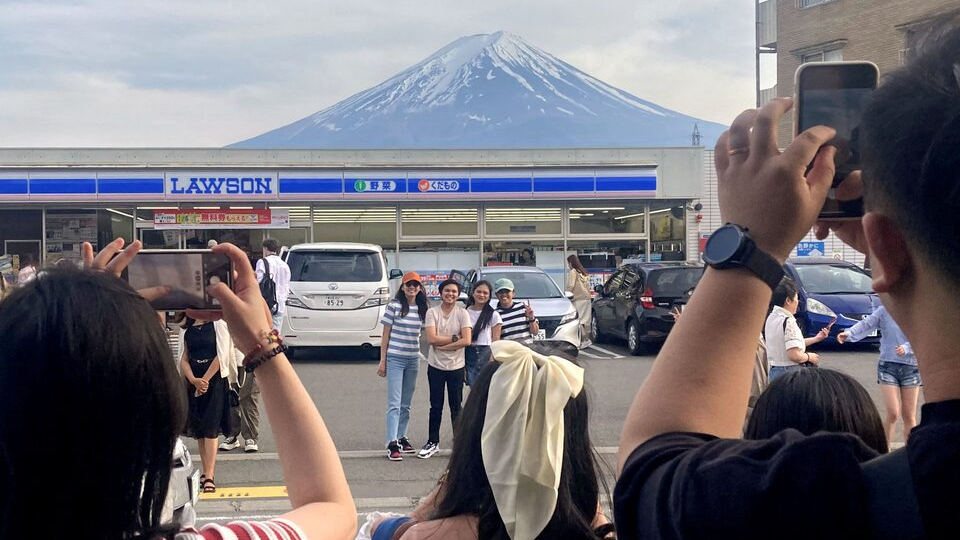  富士山熱門拍照點再增設欄杆，防止遊客亂過馬路。 路透社資料圖