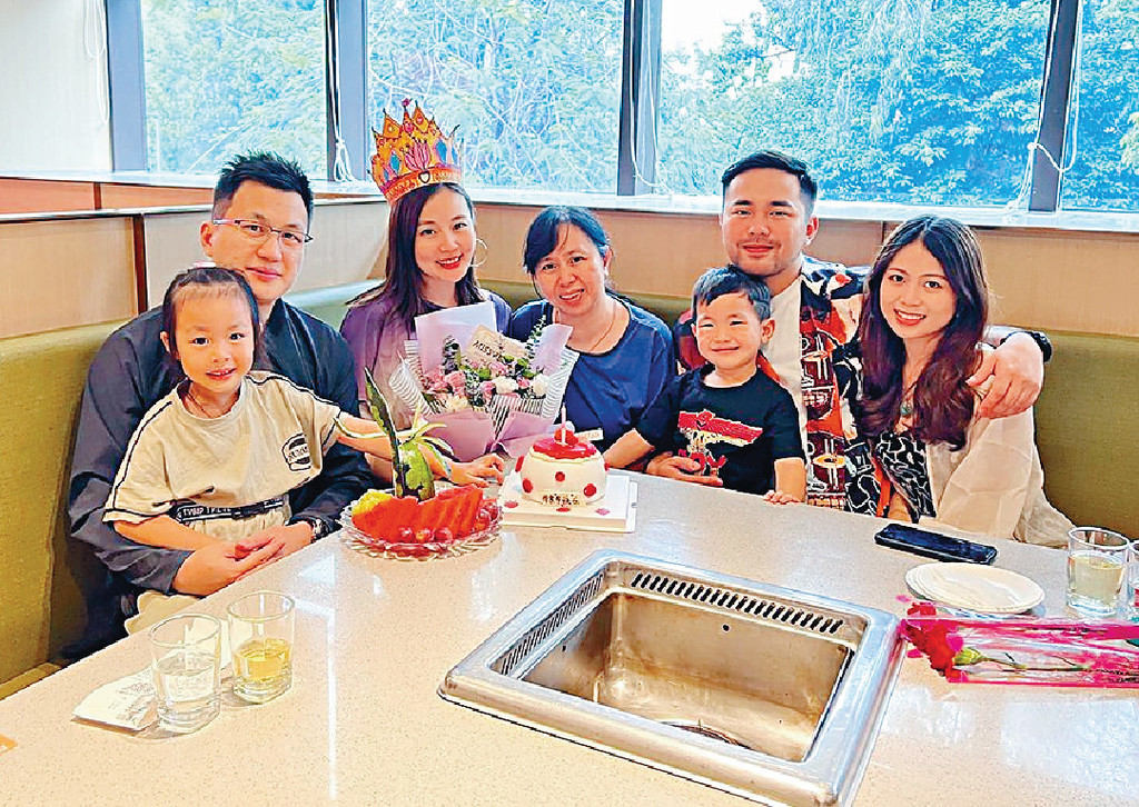 ■早前Renee跟丈夫、媽咪、細佬及子女，在廣州慶祝母親節。