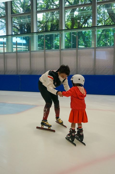 專業溜冰教練會引領學員適應短道速滑溜冰鞋。