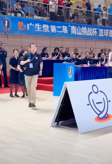 钟南山小跑登场主持开球，神采奕奕。