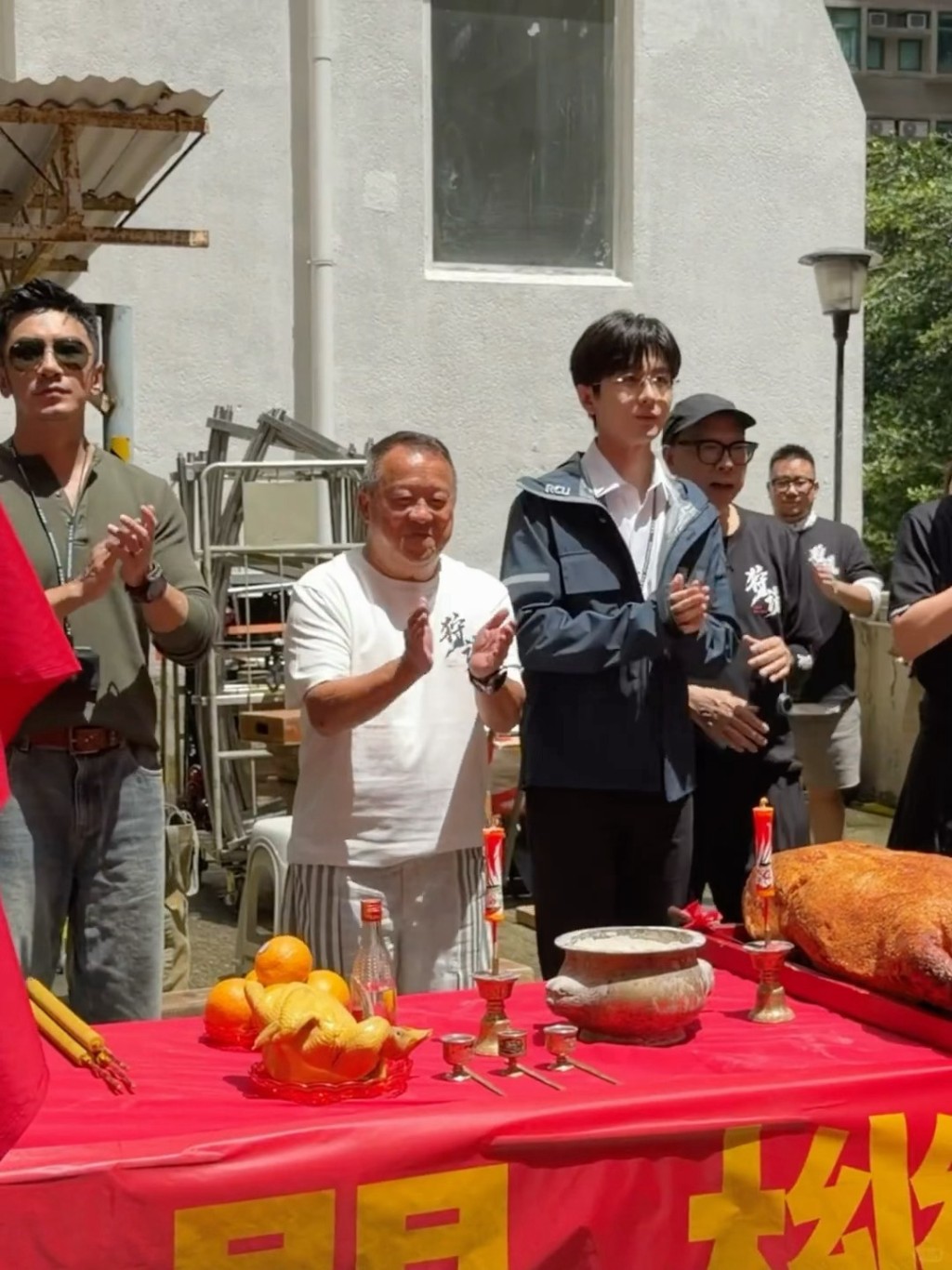曾志偉「重點照顧」成毅。 曾志偉「重點照顧」成毅。