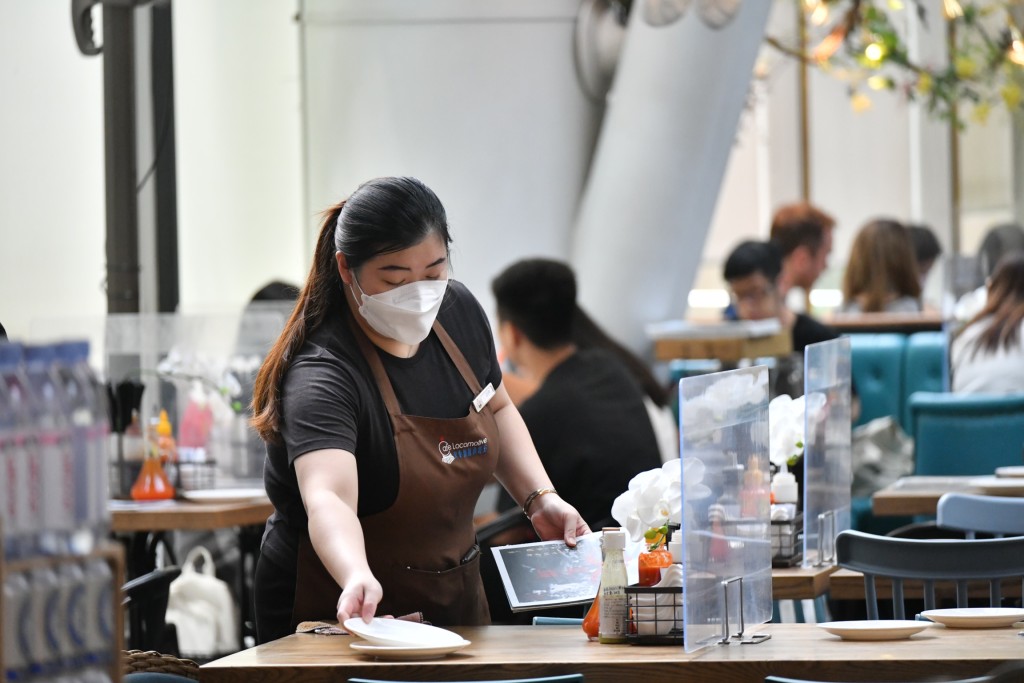 邵家辉认为在人口老化、人手长期不足但全民就业的背景下，餐饮及零售界应容许输入外劳。