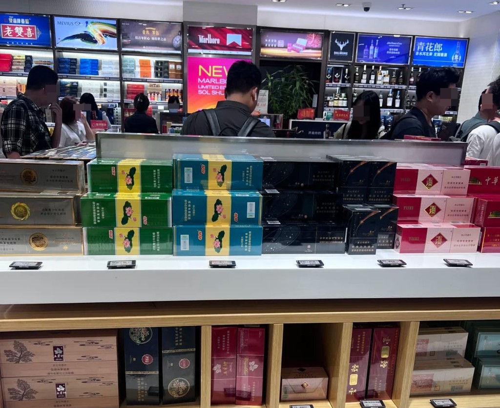 深圳海關嚴打之前,代購免稅煙的不法之徒會在口岸免稅店購煙,抵達深圳後將香煙重新包裝及收藏於行李,再冒險攜帶返港。 深圳海關嚴打之前,代購免稅煙的不法之徒會在口岸免稅店購煙,抵達深圳後將香煙重新包裝及收藏於行李,再冒險攜帶返港。
