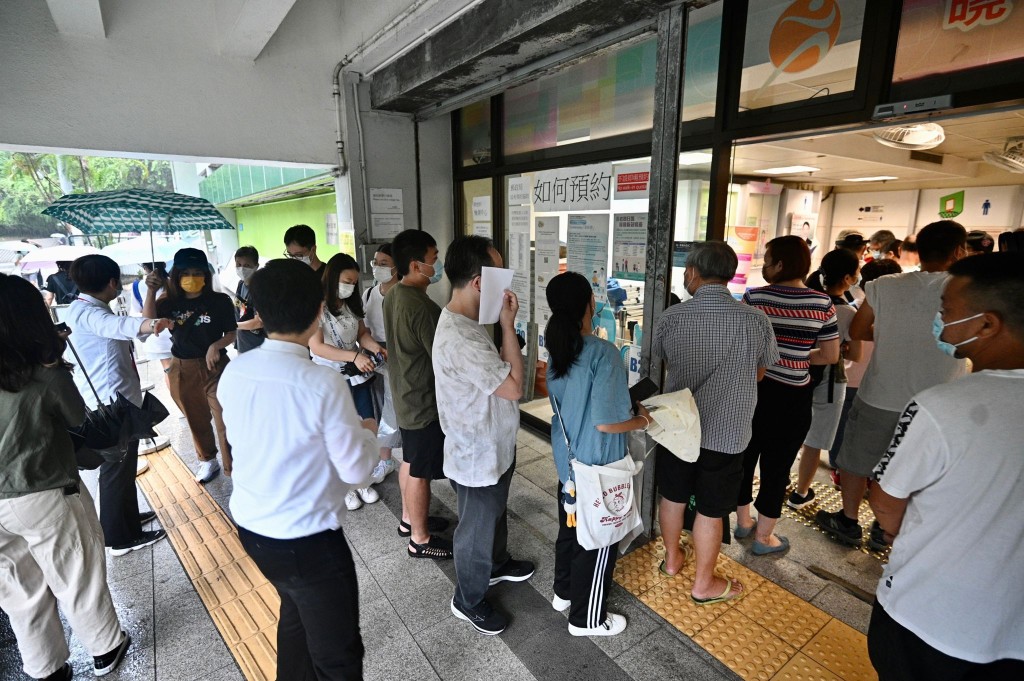 市民繼續接種疫苗。