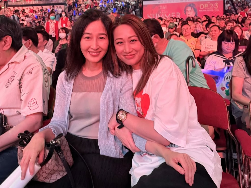 夏竹欣攬實關詠荷。