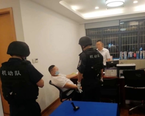 杭州一男子圖打劫銀行不果，要求經理報警拘捕自己。網圖