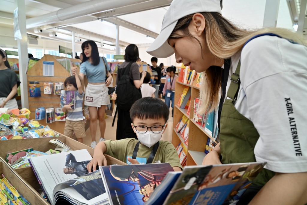 「望仆号」开放予市民及游客参观，并提供超过2千种书籍和纪念品。锺健华摄