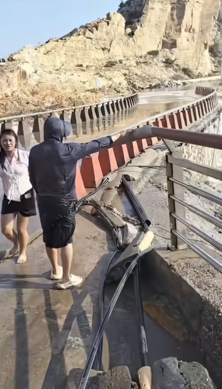 浙江有一家四口無視颱風白海豚逼近到海邊觀浪，結果有約9歲男童被捲走。