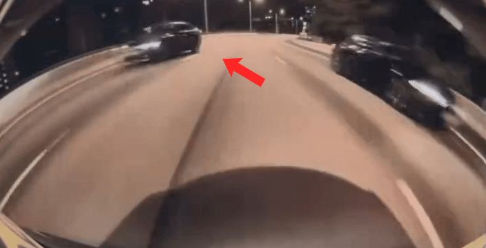 Audi在屯門公路與另一私家車高速飛馳。