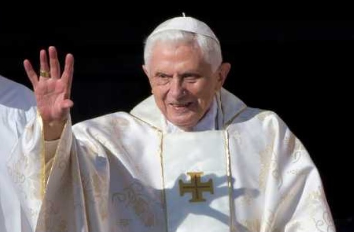 本篤十六世2014年在梵蒂岡聖伯多祿廣場上。資料圖片