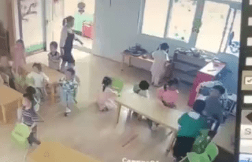 幼稚园老师走向幼童。