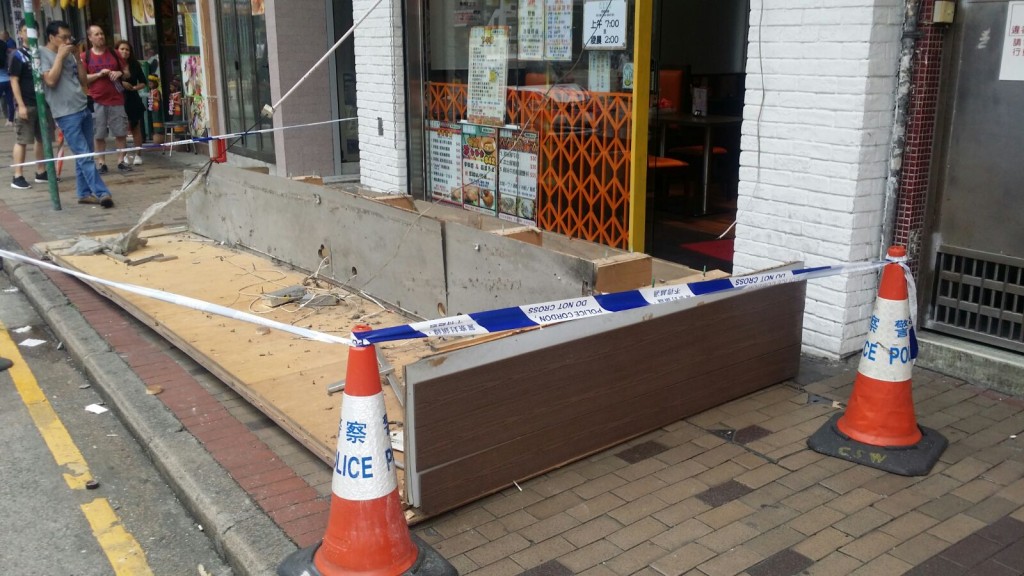 店外招牌懷疑日久失修,鬆脱從高處墮下。