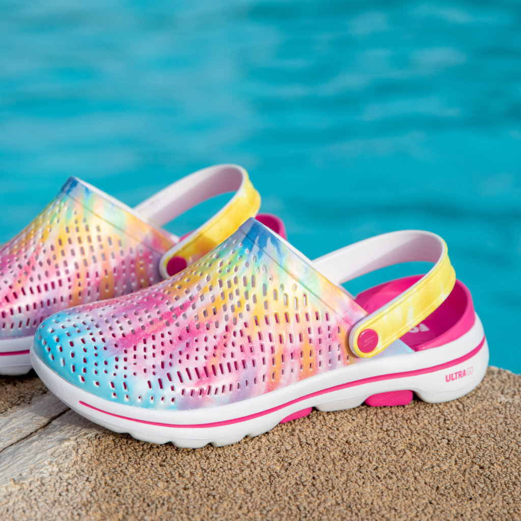 彩色Go Walk 5 Foamies/$499，現折實消費滿$1,500，當中包括Foamies或涼鞋，可獲贈限量Foamies沙灘袋連毛巾套裝1套。（Skechers）