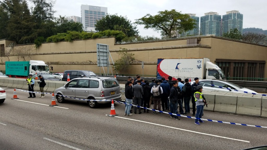 警方在現場調查涉案七人車