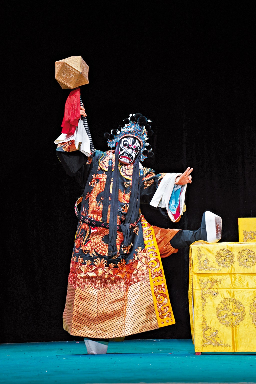 《孫安動本》中，徐龍手持銅錘「打朝」，一條腿橫壓在龍案上大罵皇帝，演出大快人心。