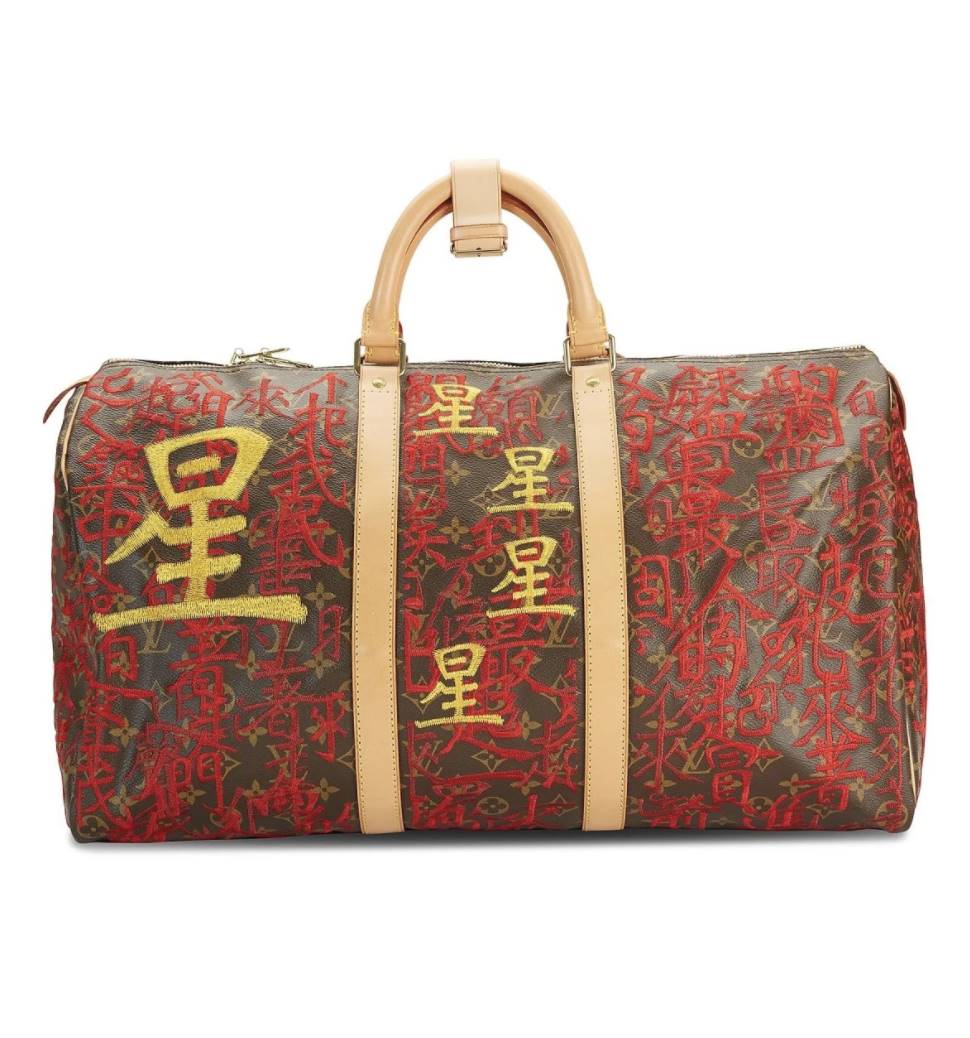 LV早年中國風經典產品「五星旗手袋」，不僅把中國紅跟黃色星星直接放在包面上，還把中國國歌中文字印上 