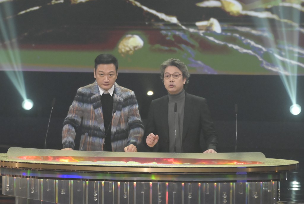 梁荣忠与《刑事侦缉档案》旧拍档陶大宇颁发「最佳男配角」。