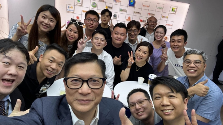 鄧炳強到中山粤港澳青年創業基地,與香港青年傾談。鄧炳強fb