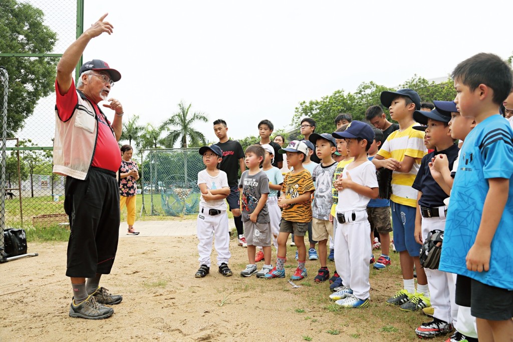 盧光輝曾回到練習場，勉勵沙燕隊和田龍隊的新隊員。資料圖片