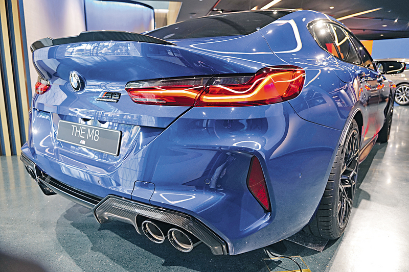 ●碳纖維尾翼及擾流、四出式排氣喉等，凸顯身分。