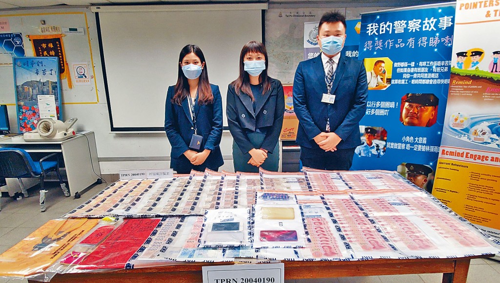 ■署理警司宋程慧（中）展示搜獲的證物及講述案情。
