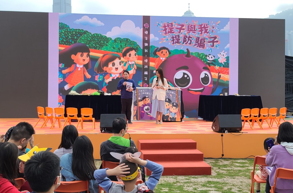 由香港教育大學幼兒教育學系師生主講的讀書會，吸引不少家庭坐下留心聽故事。