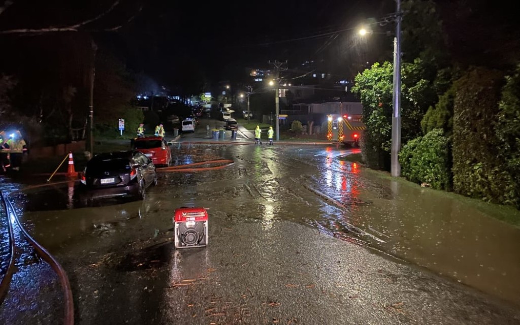皇后鎮街道受暴雨影響。網上圖片