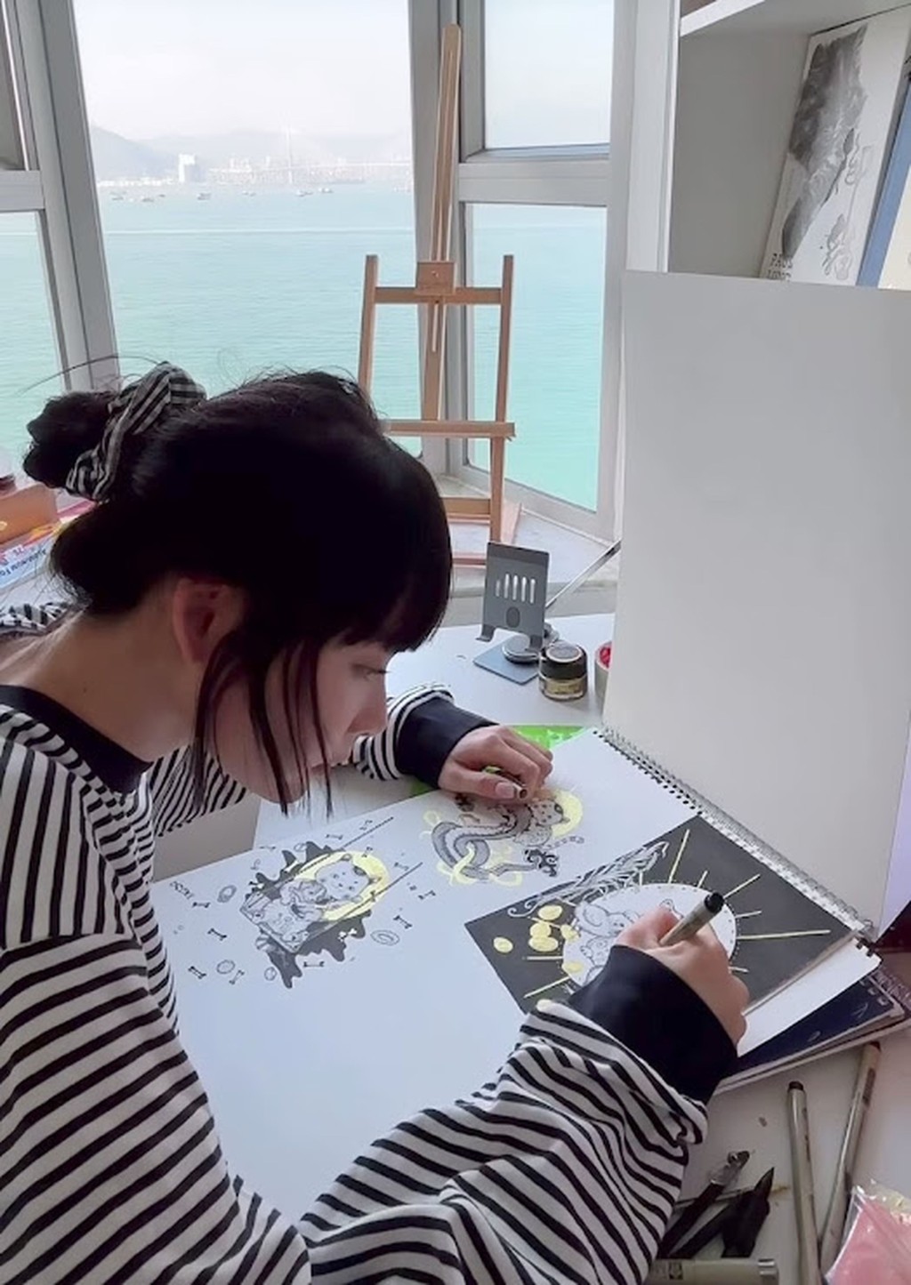 為籌備這次畫展,Aka總共繪畫了31幅作品,真箇是「畫到密密冇停手」。 為籌備這次畫展,Aka總共繪畫了31幅作品,真箇是「畫到密密冇停手」。