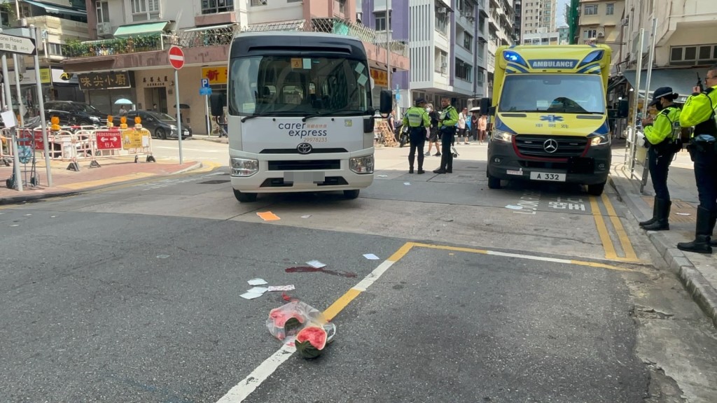 小巴撞倒過路老翁,地上遺下血迹和西瓜。 小巴撞倒過路老翁,地上遺下血迹和西瓜。
