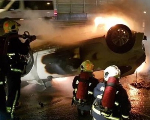 一輛私家車疑自撞翻車後起火燒燃,消防員其後在駕駛座發現一名男焦屍。 網上圖片