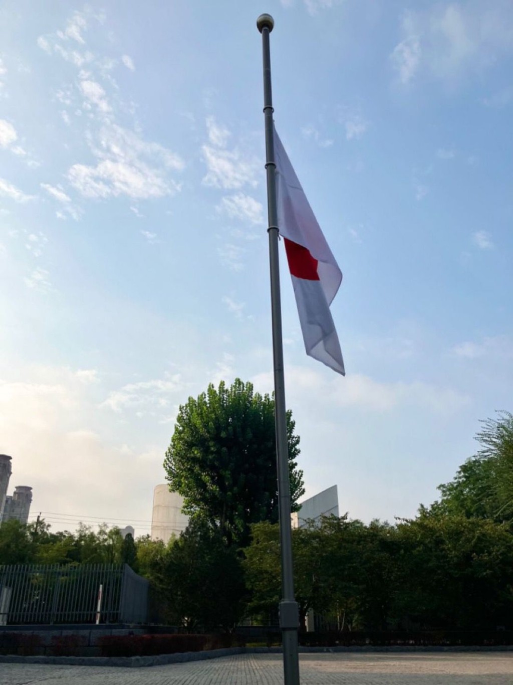  日本驻华大使馆下半旗向在深圳被刺身亡的10岁日本男童致哀。