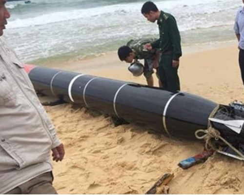 有越南渔民在南海发现一杖中国制的「鱼6」型鱼雷。网图