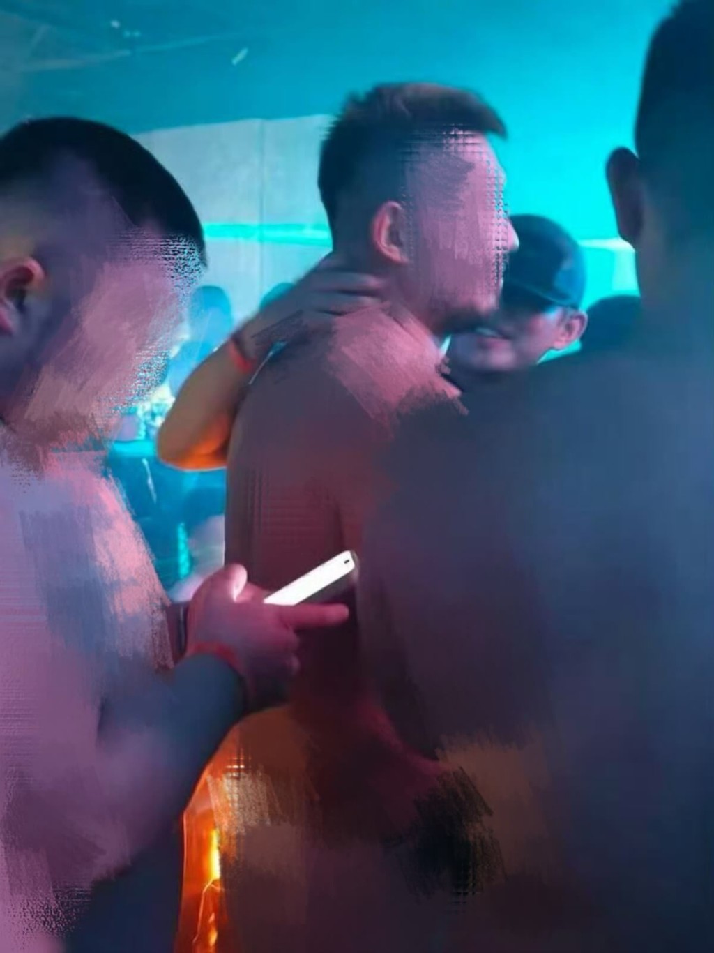 劉亞仁與一名健碩男子有不少身體接觸。 劉亞仁與一名健碩男子有不少身體接觸。