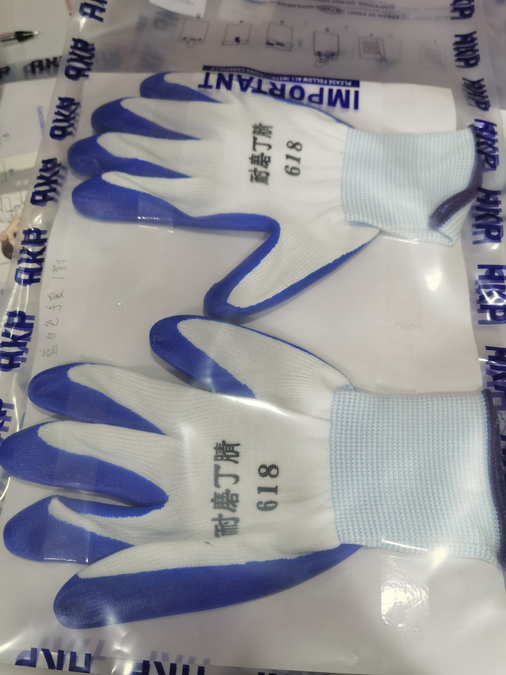 警方檢獲螺絲批、手套及鐵桿等爆竊工具。警方提供