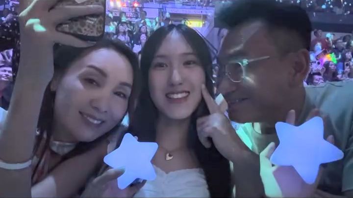 郭可盈與老公林文龍及囡囡林天若全晚跟住唱,情緒好高漲。 郭可盈與老公林文龍及囡囡林天若全晚跟住唱,情緒好高漲。