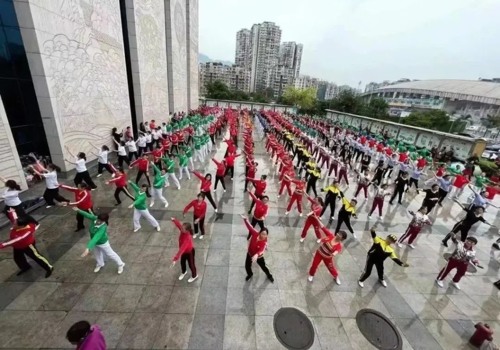内地中老年人流行跳广场舞健身。新华社