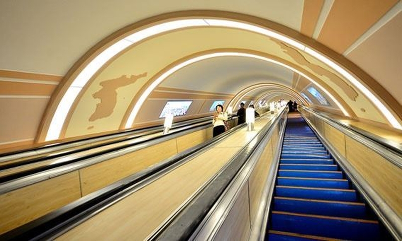 自動扶梯長達100米，兩側掛着朝鮮半島地圖，電子屏顯示出北韓的自然風光。 （網圖）