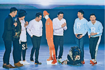 ■當Baby知道不止得GD人形紙板，而是GD本人現身，興奮得踎在地上。