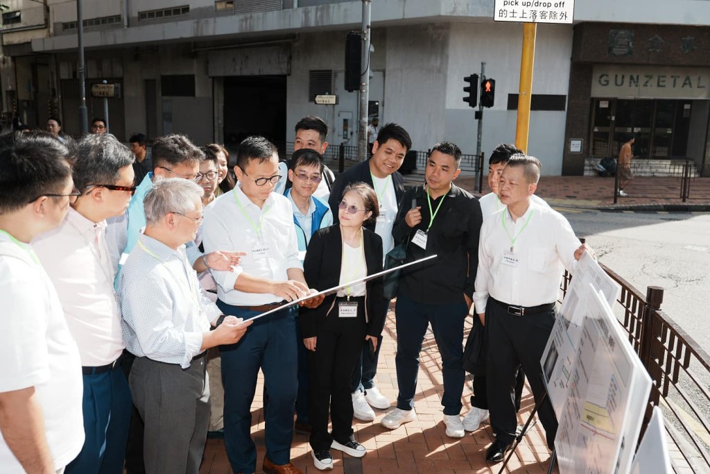 黃淑嫻和徐浩光與議員到荃灣橫龍街視察一個已修復的渠管錯駁個案。環境局fb