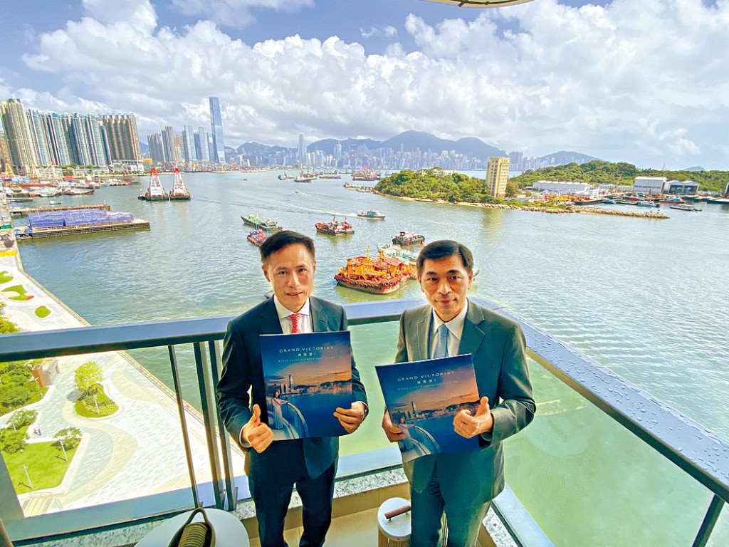 信和田兆源（左）表示，維港滙I已批轉讓同意書，正進行交樓。旁為會德豐地產黃光耀。