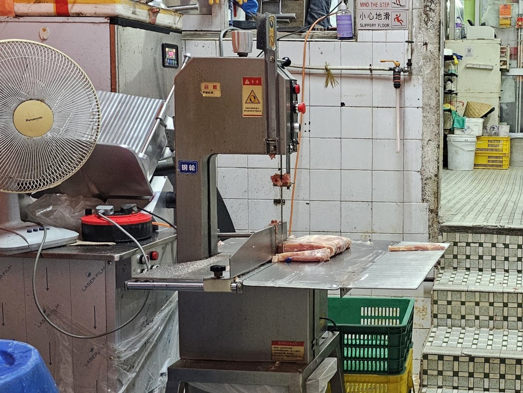 男工人操作切肉機時不慎切斷手指。 男工人操作切肉機時不慎切斷手指。