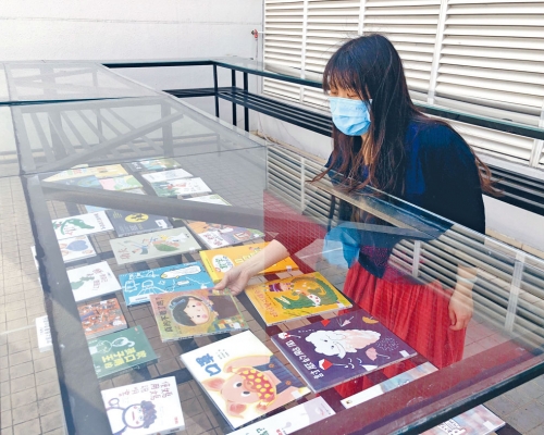 協和小學（長沙灣）圖書館主任倫雅文，每周將歸還圖書拿到天台「曬太陽」，其後以紫外光燈為圖書消毒。