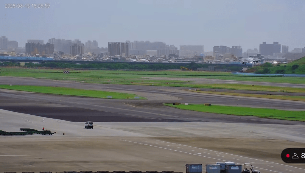UO112客機在桃園機場試圖著陸，左搖右擺險象環生。