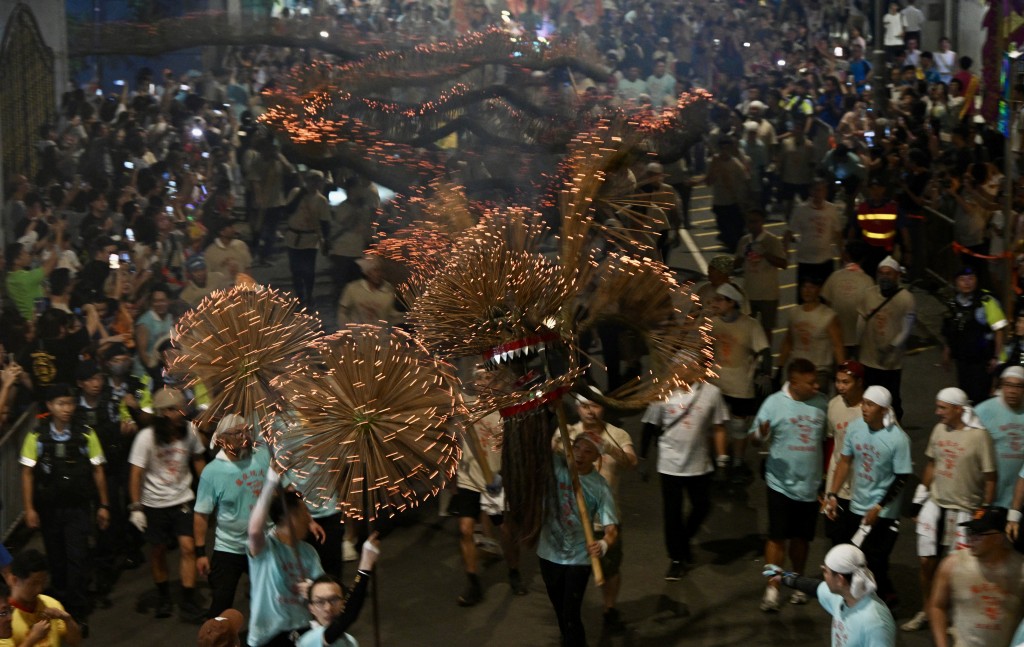 今年舞火龙路线延伸至铜锣湾道，让市民分享节庆热闹气氛。苏正谦摄