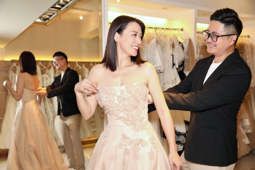 陈炜嫁医生陈国强的婚纱，同样由何国钲设计。​