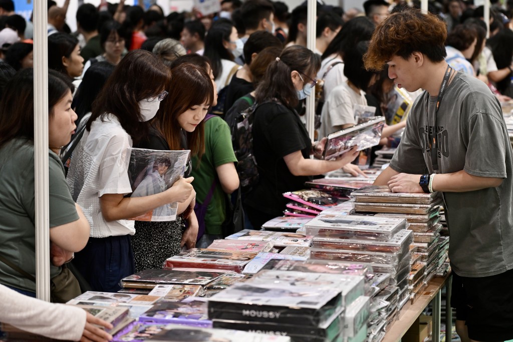 不少市民入場購書。劉駿軒攝 不少市民入場購書。劉駿軒攝